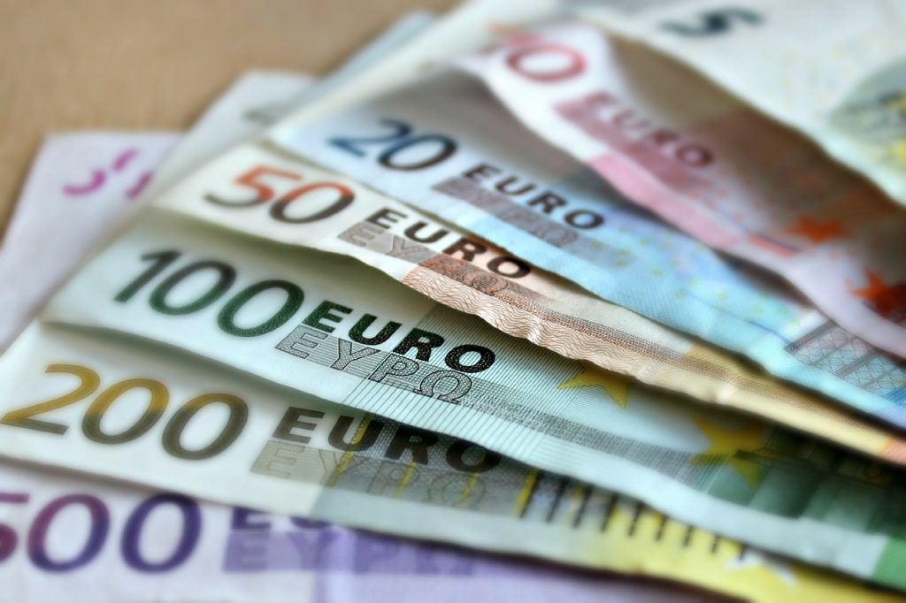 Podróż do Hiszpanii i wymiana waluty w kantorze na odpowiednią (euro)